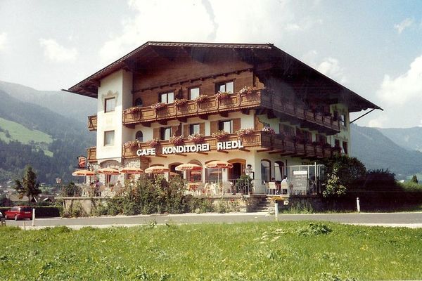 Das Cafe und Konditorei mit Gästezimmern im Jahr 1976