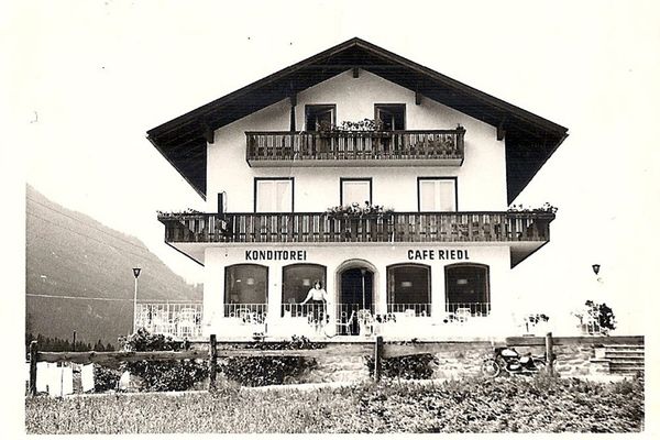 Die ehemalige Konditorei und Cafe Riedl im Jahre 1963